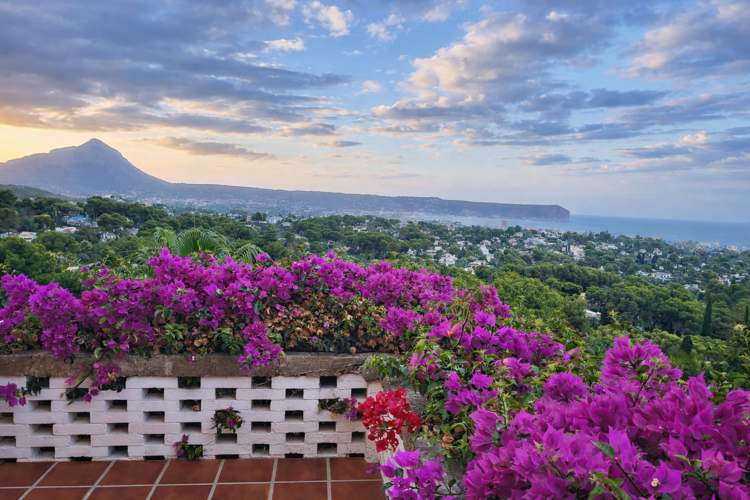 Stunning villa with amazing sea views in the El Tosalet urbanization.