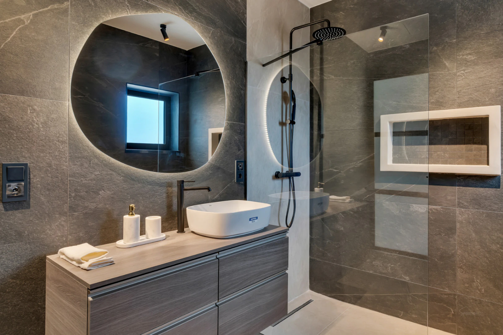 Luxury new build villa located in a quiet area.