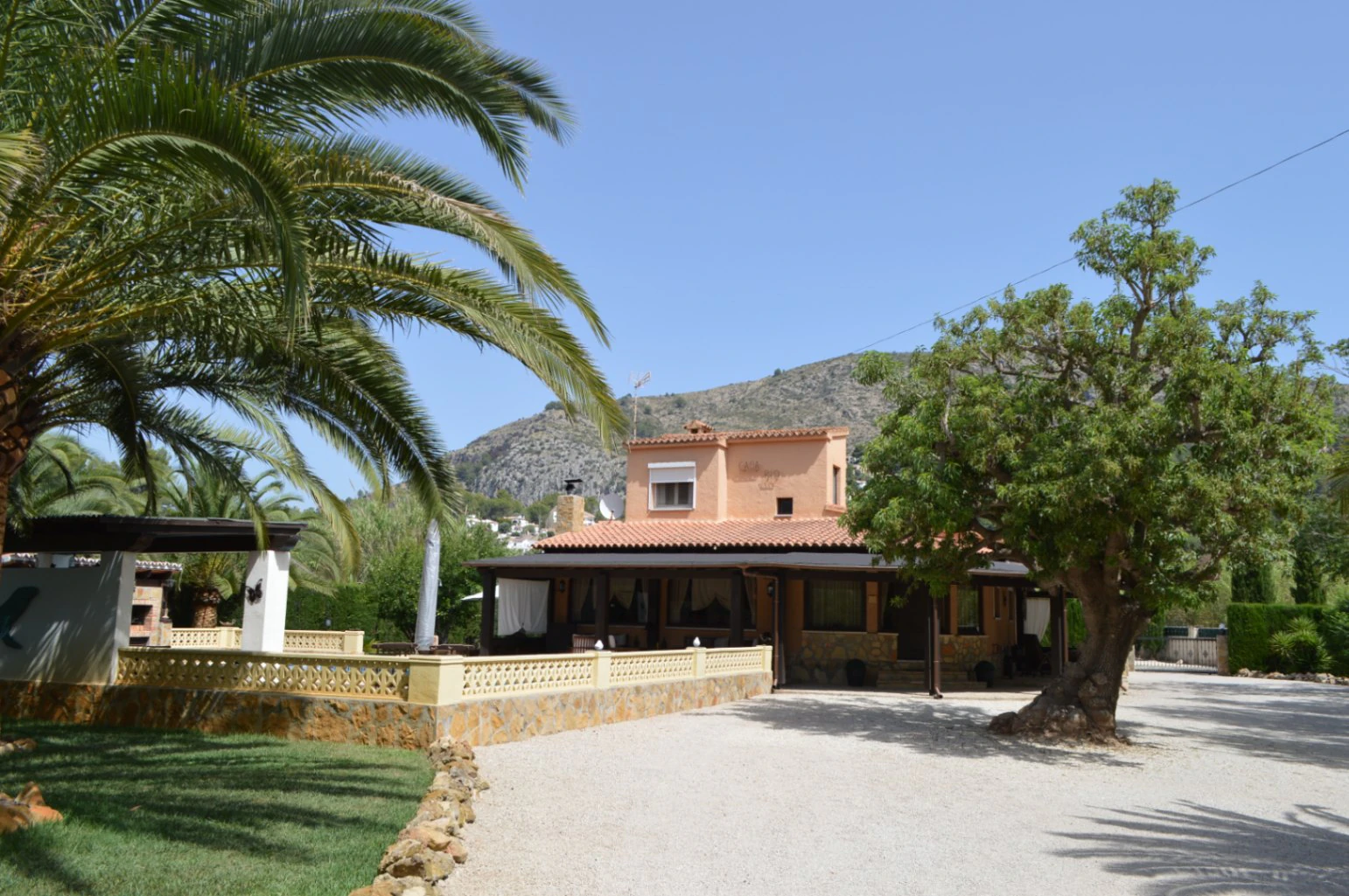 Villa for sale in Alcalali: Private, large south-facing plot, walking distance