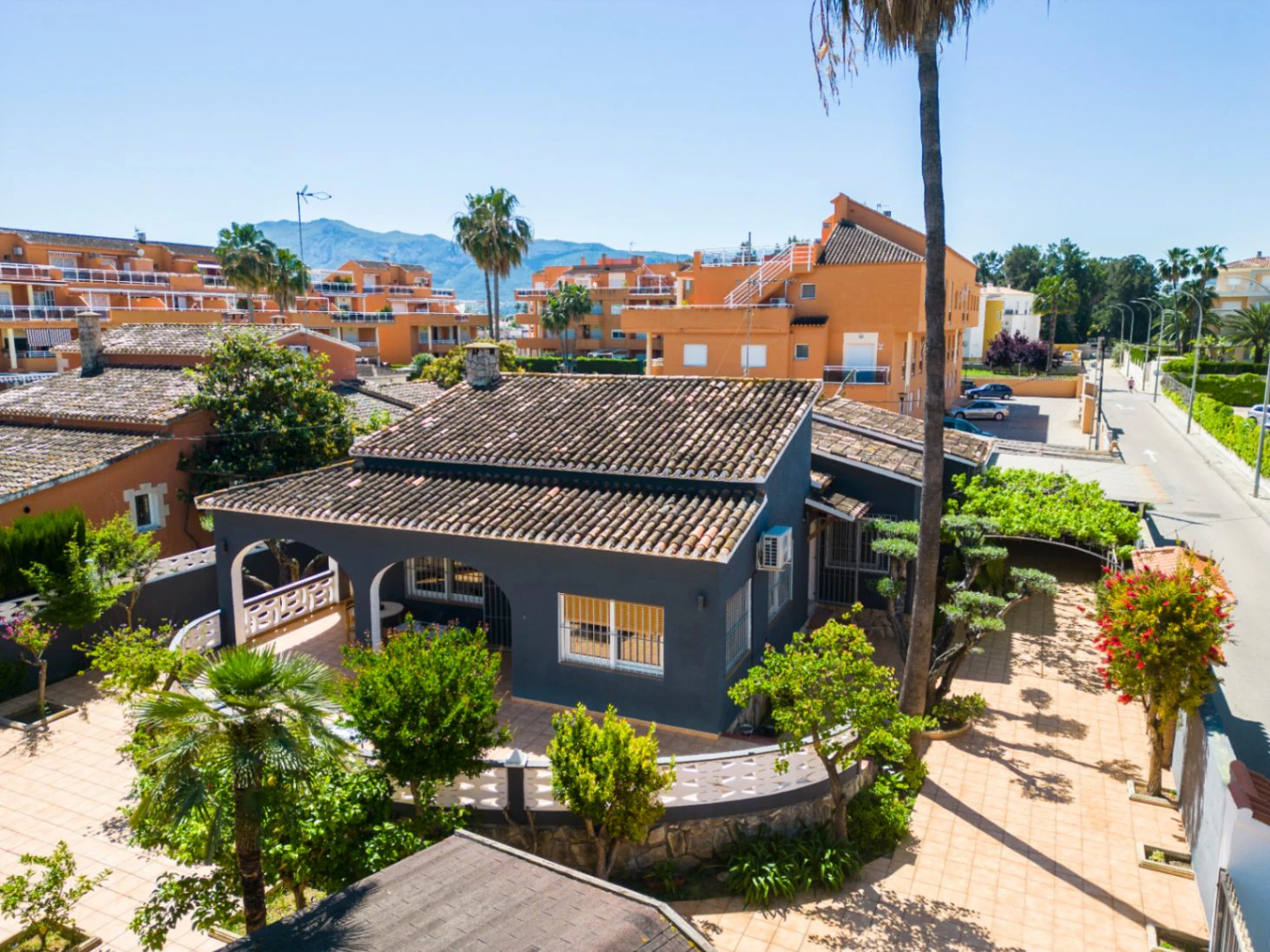 Independent chalet with large plot and private pool in Las Marinas - Dénia