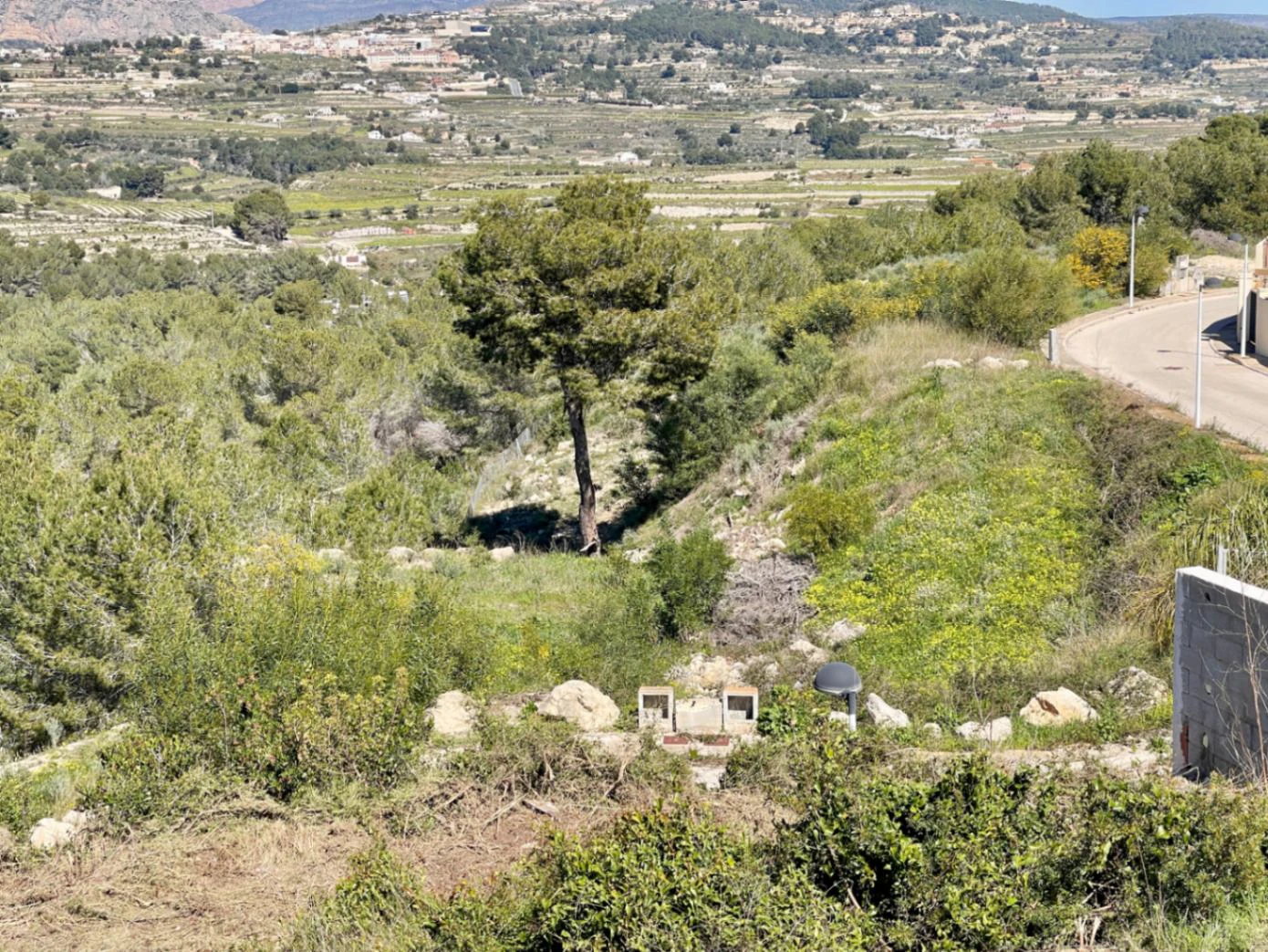 Espectacular Parcela Urbana con Vistas Panorámicas y Gran Terreno Adyacente