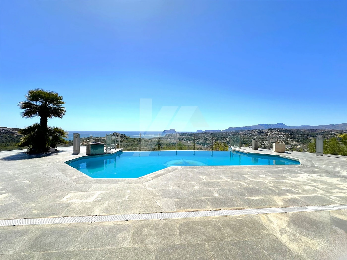 Villa met panoramisch zeezicht te koop in Moraira, Costa Blanca.