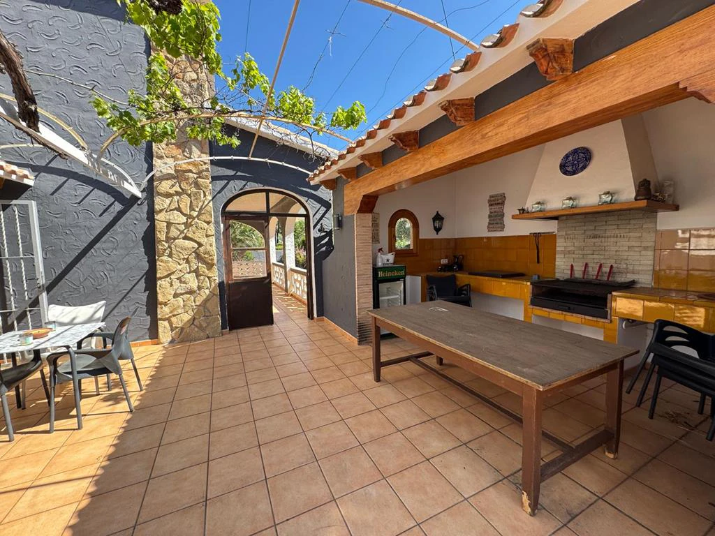Independent chalet with large plot and private pool in Las Marinas - Dénia
