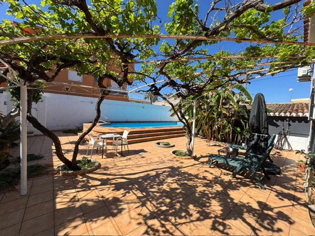 Independent chalet with large plot and private pool in Las Marinas - Dénia