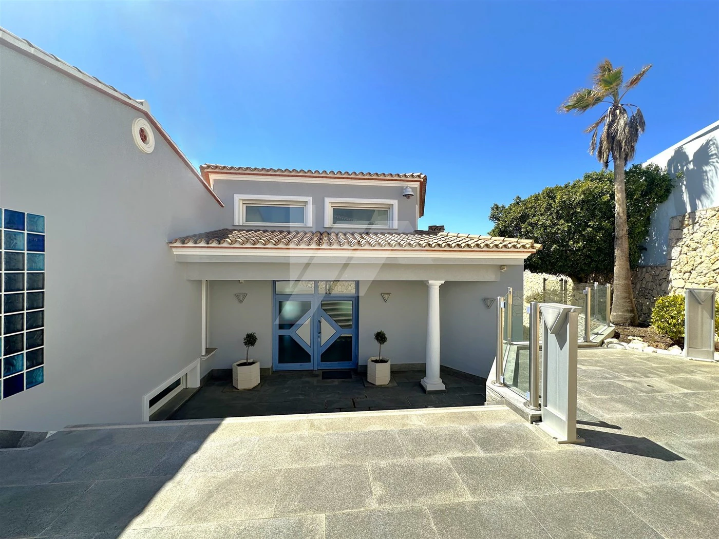 Villa met panoramisch zeezicht te koop in Moraira, Costa Blanca.