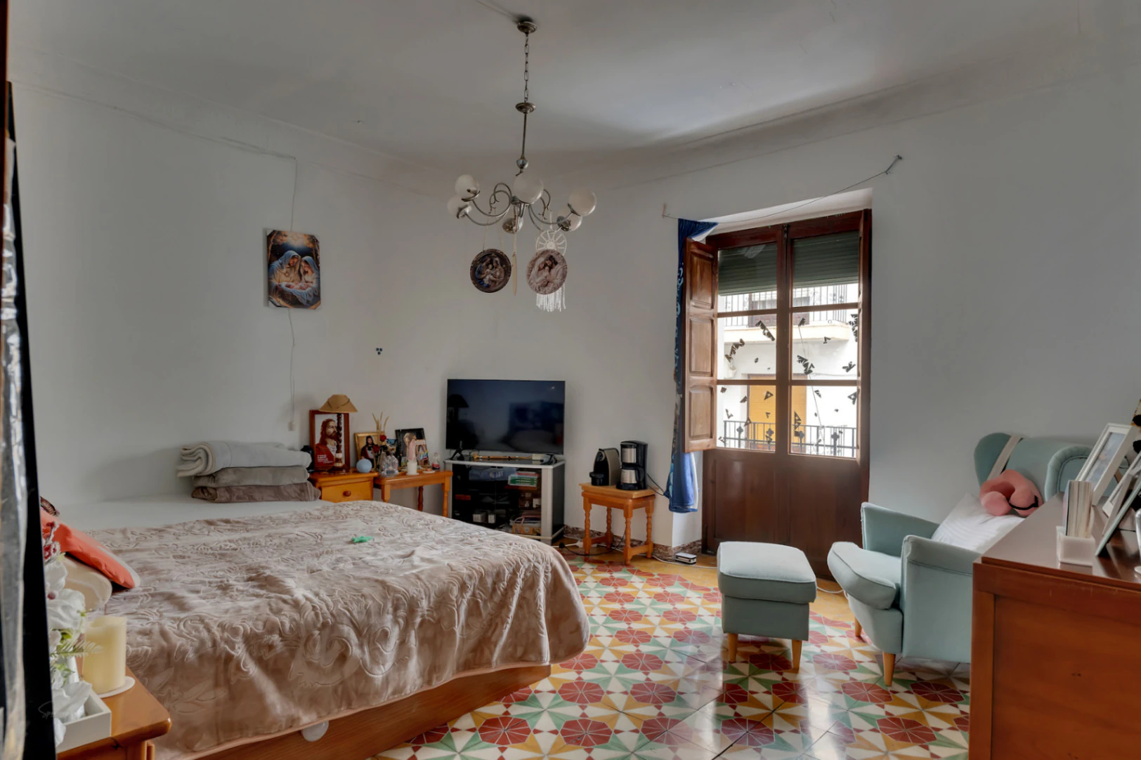 Village house with garage, spacious inner courtyard, and potential to expand the property.