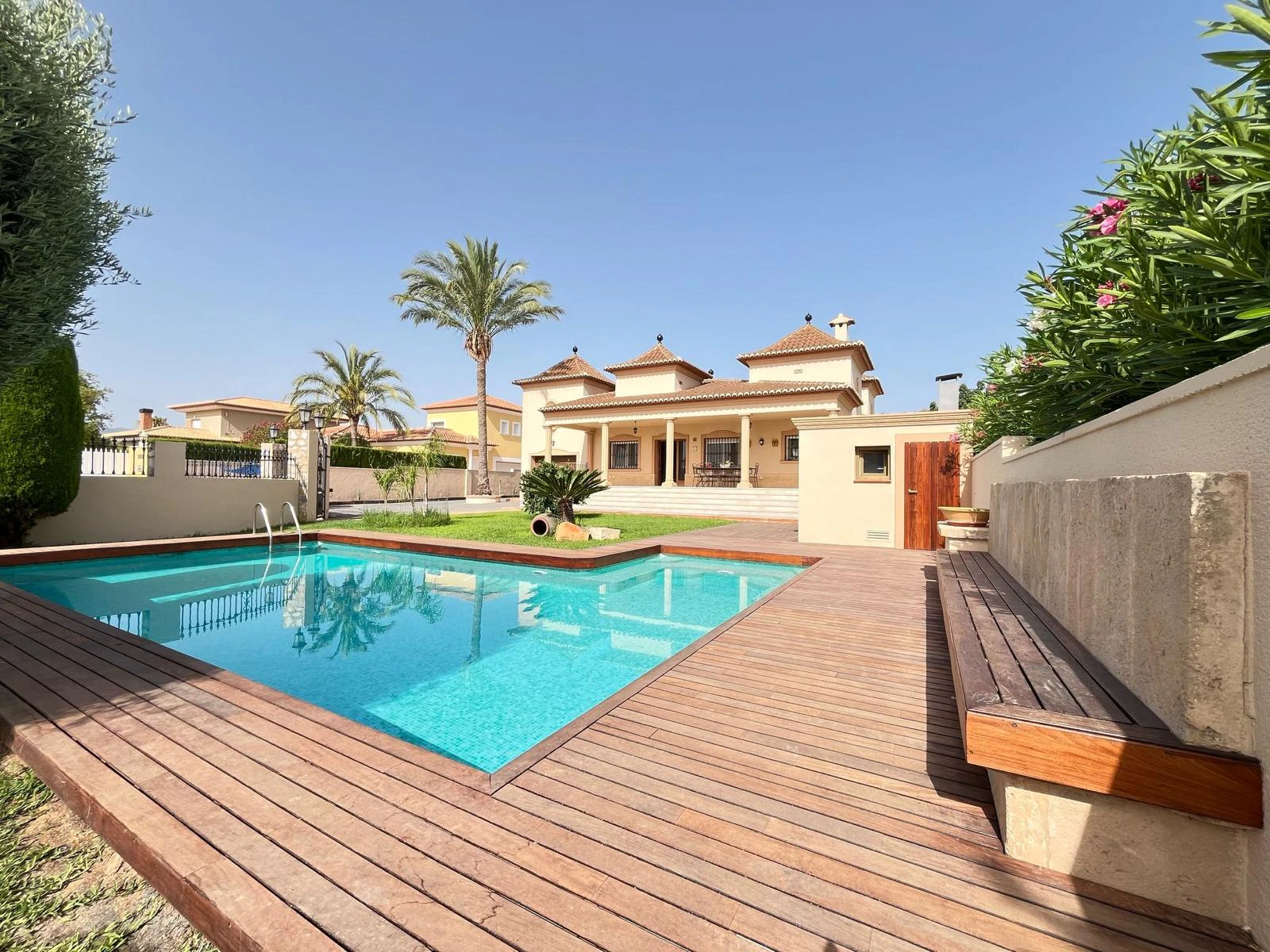 Villa moderne avec jardin privé et garage à Beniarbeig