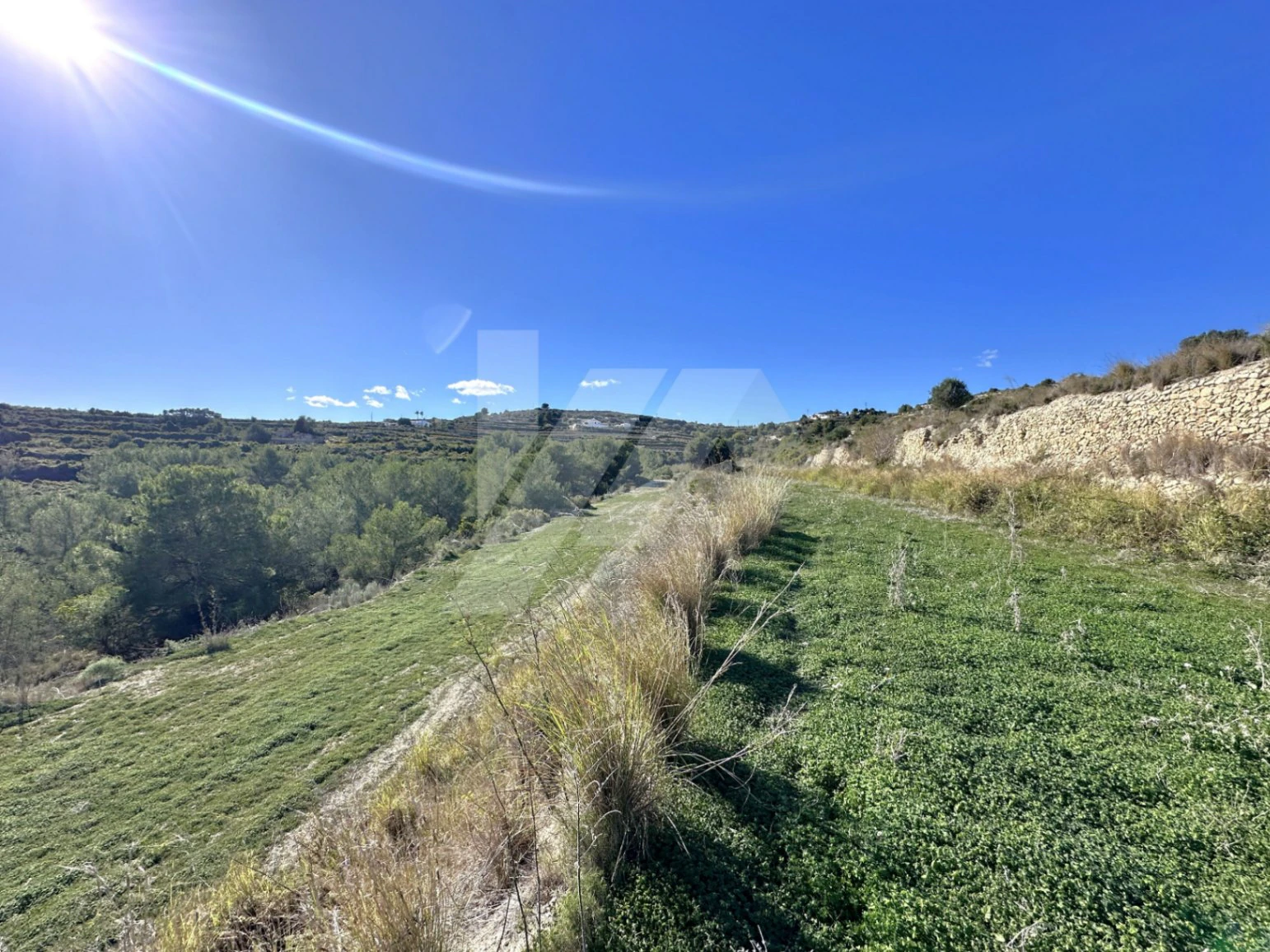 Rustic plot for sale in Teulada-Moraira, peaceful surroundings and close to the coast.