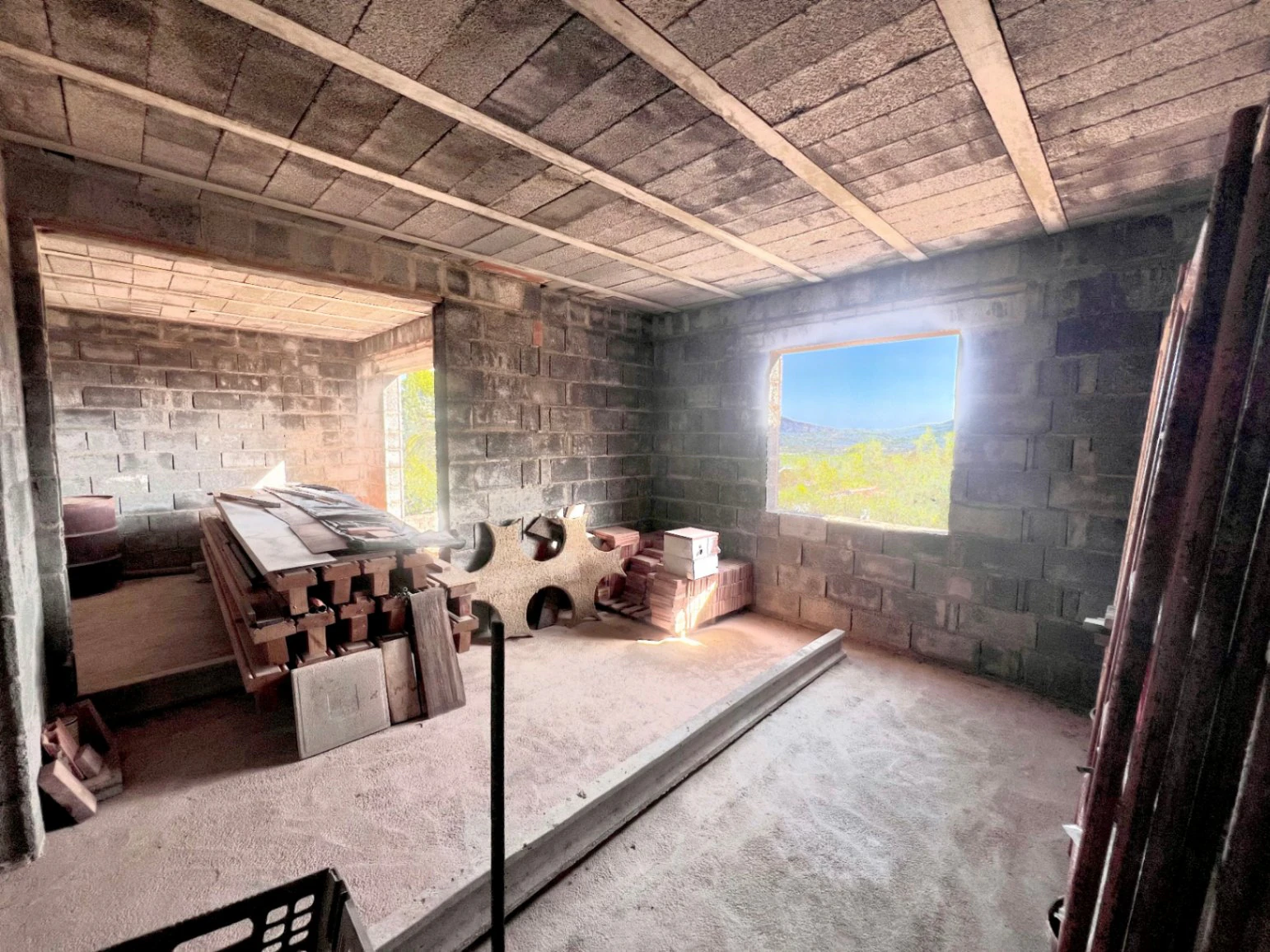 Property with a large plot, with a construction to be completed, in a sought-after area of Jávea.