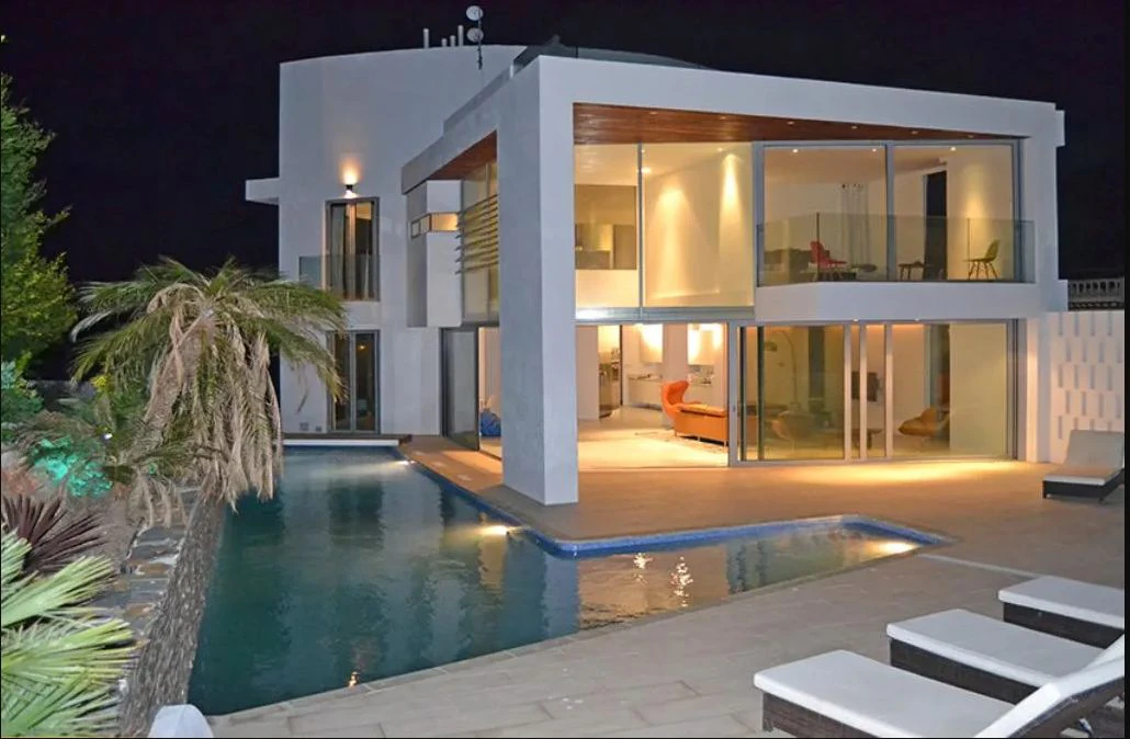 Luxurious modern frontline villa with stunning sea views
