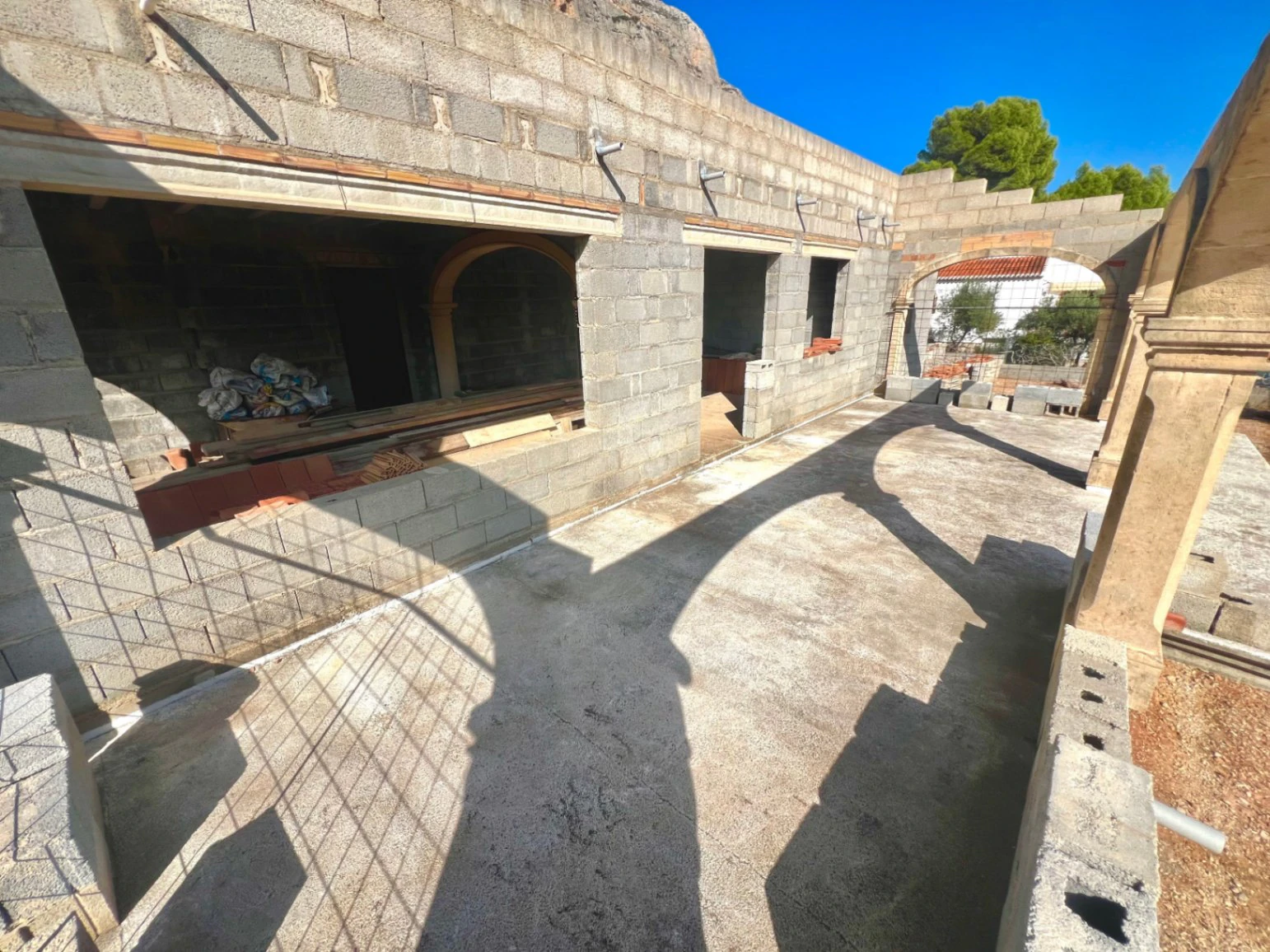 Property with a large plot, with a construction to be completed, in a sought-after area of Jávea.