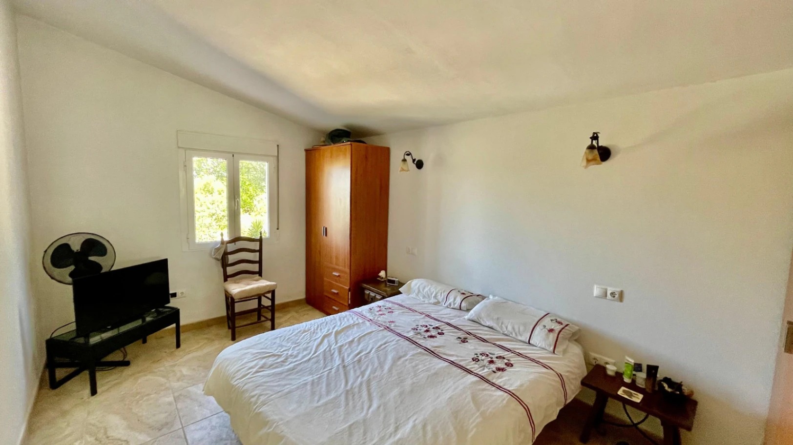 Villa for sale in Orba: Panoramic views, separate guest apartment