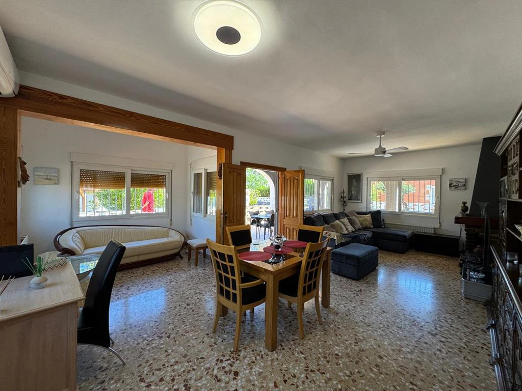 Independent chalet with large plot and private pool in Las Marinas - Dénia