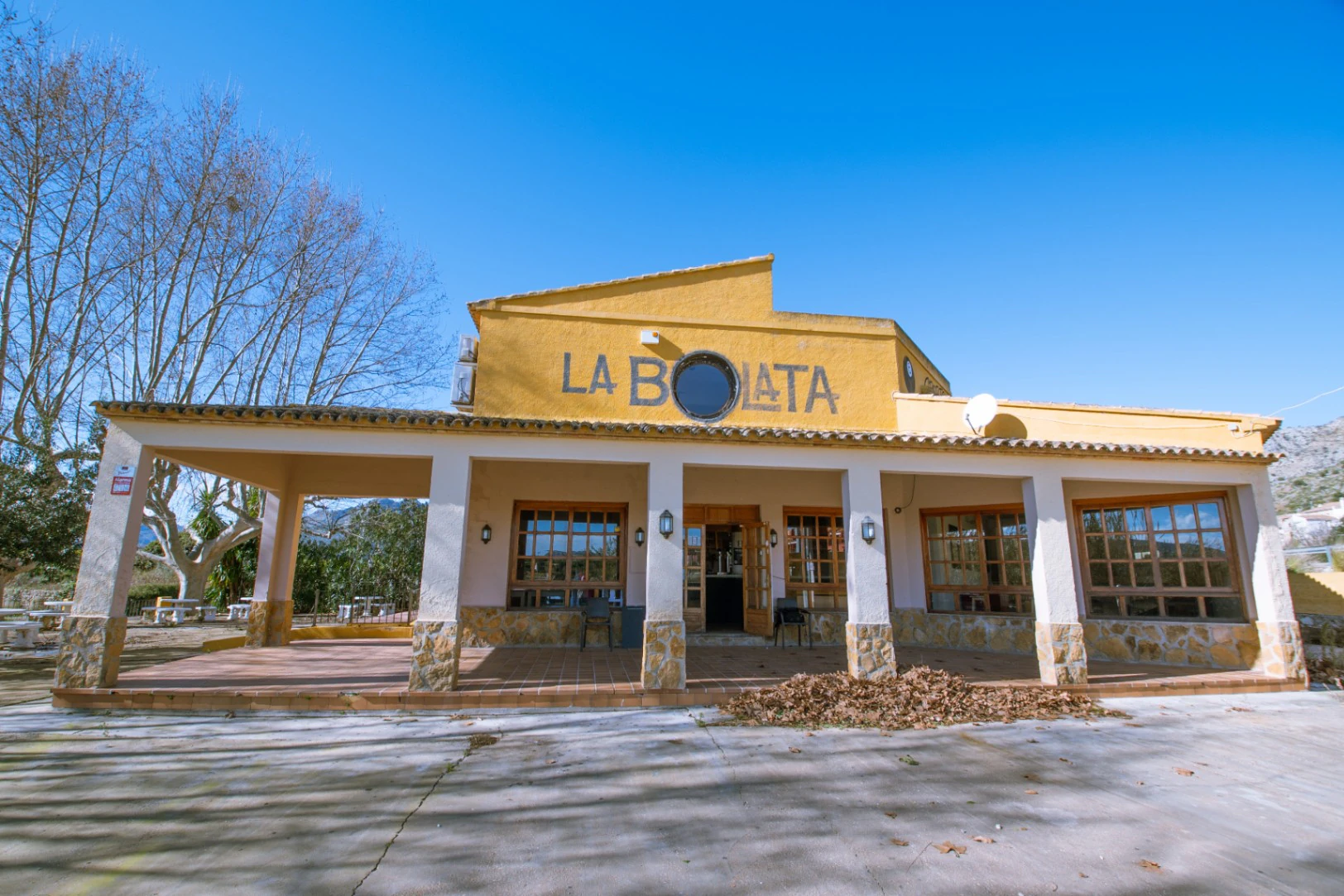 Restaurante y bar comercial en venta en Sanet y Negrals – Propiedad emblemática con aparcamiento
