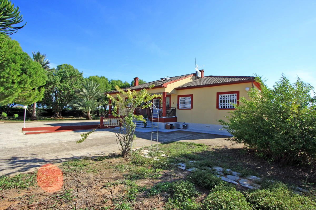 Finca-Villa of 11.310 m2 at 400 m from the beach
