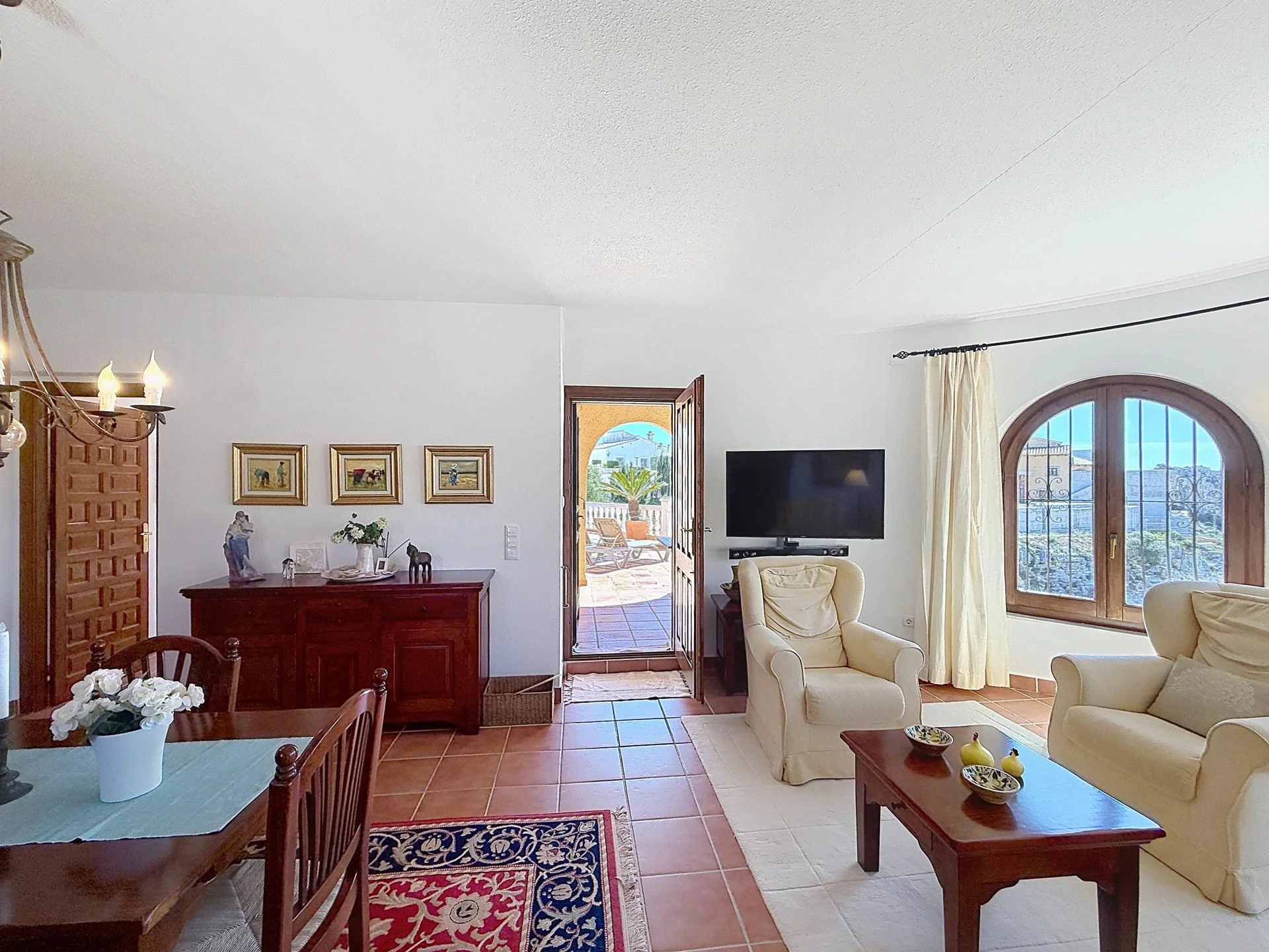 Cumbre del Sol villa with spectacular views of the sea and cliffs.