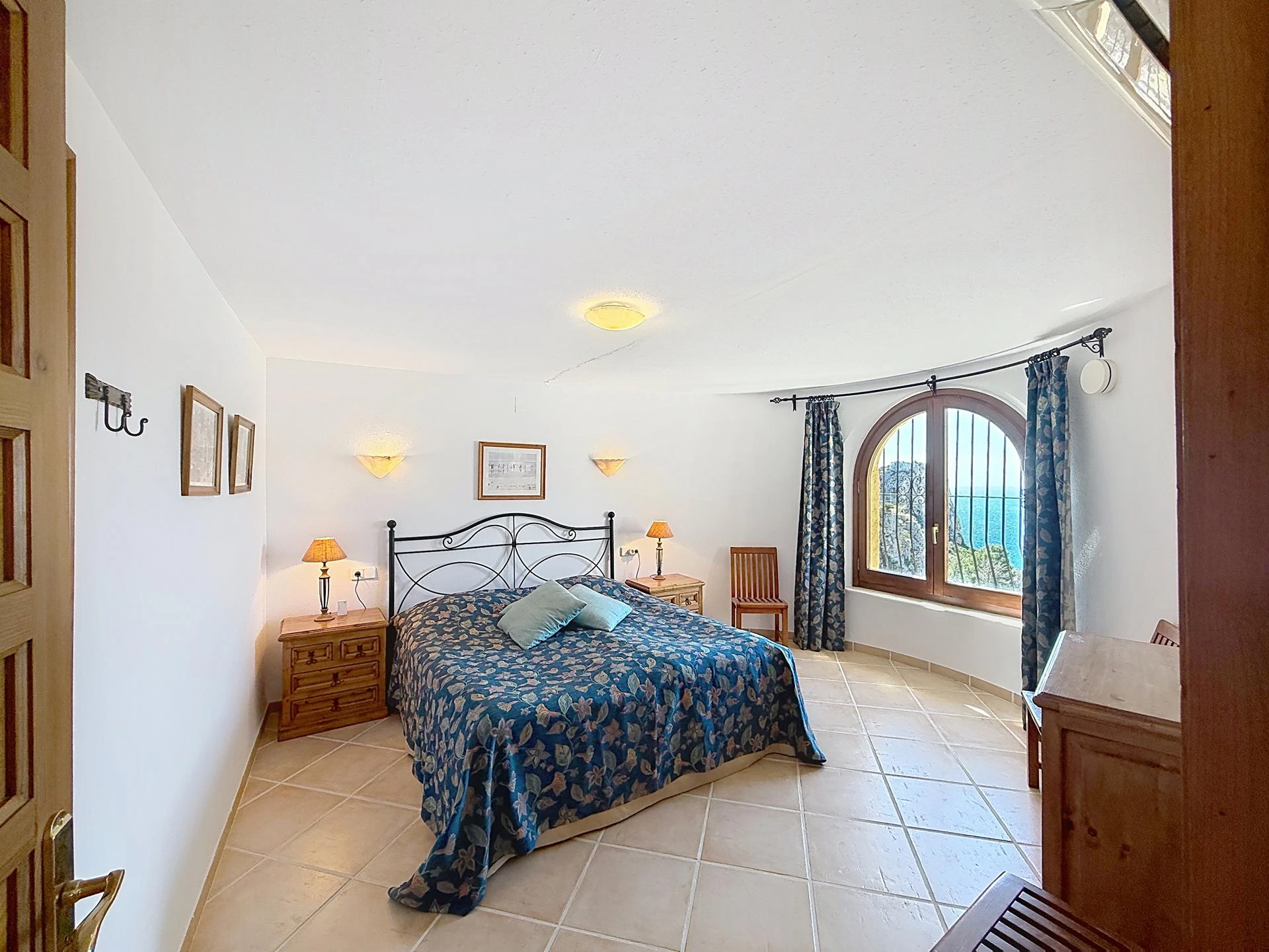 Cumbre del Sol villa with spectacular views of the sea and cliffs.