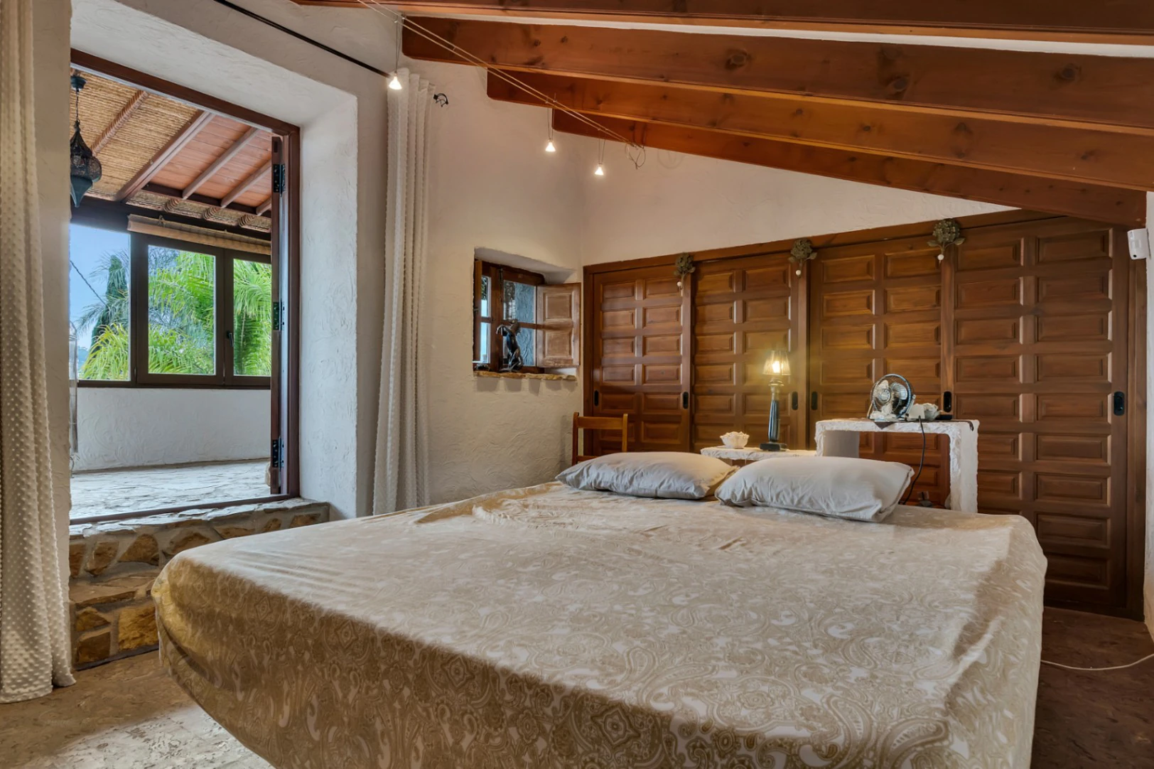 Villa avec appartement d'invités, entièrement rénovée et proche du centre historique de Jávea.