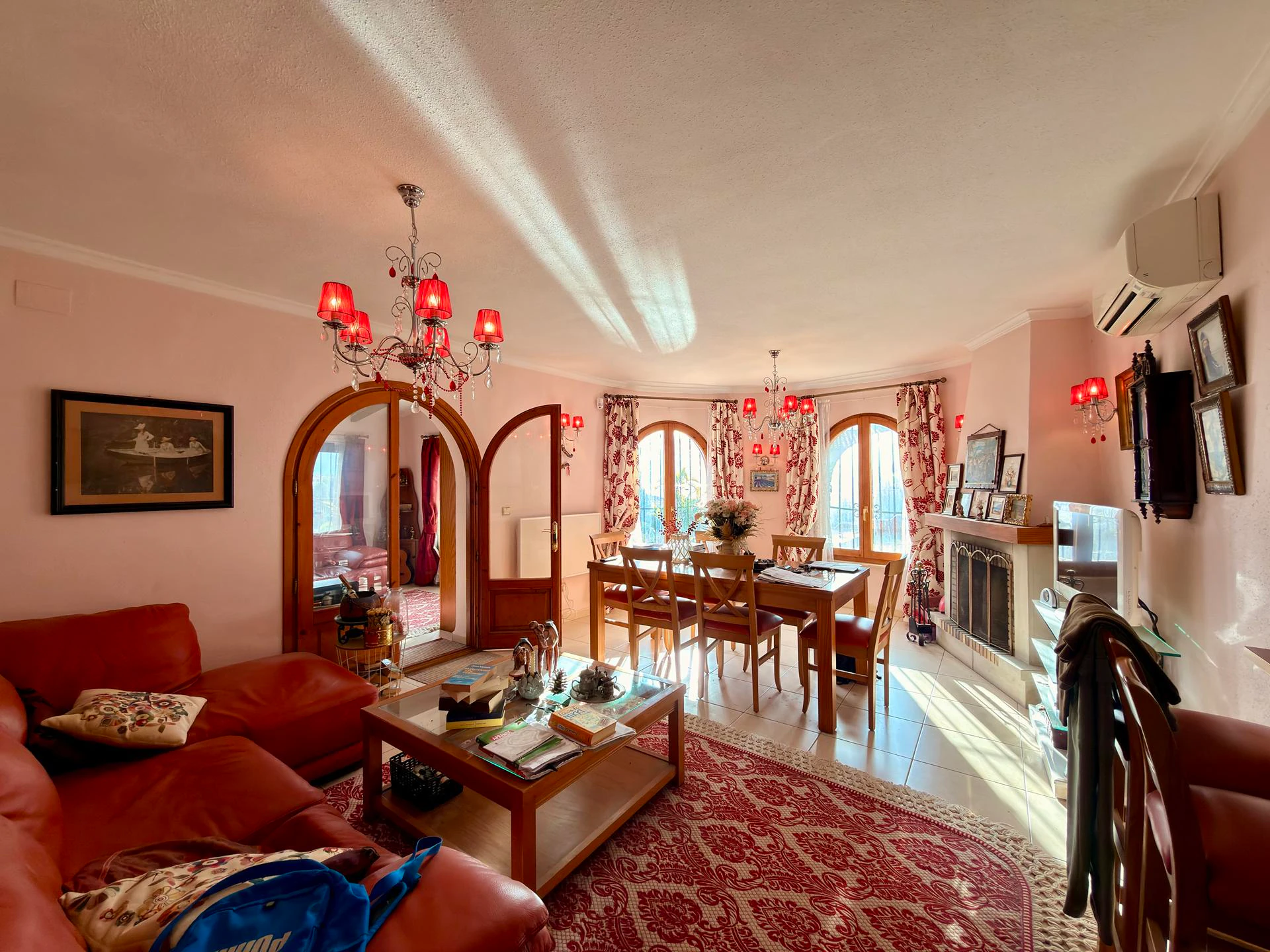 Cumbre del Sol: a Mediterranean-style villa with a swimming pool and sea views