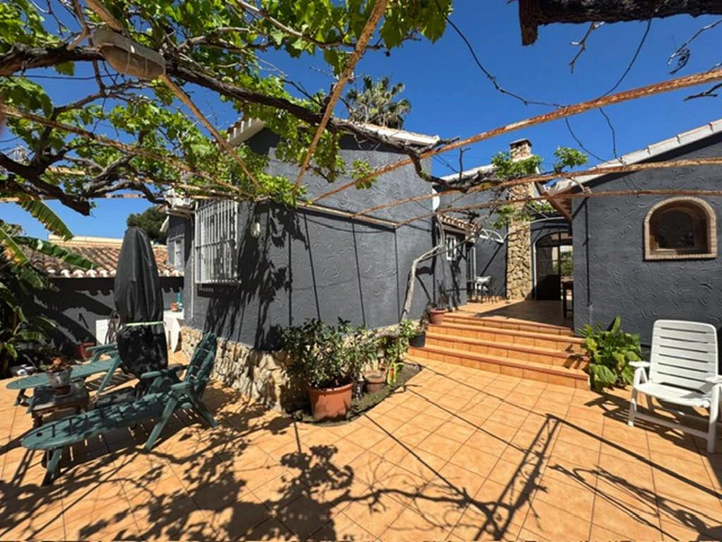 Independent chalet with large plot and private pool in Las Marinas - Dénia