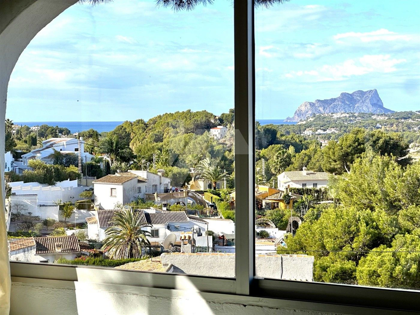 Villa te koop met zeezicht in Paichi, Moraira.