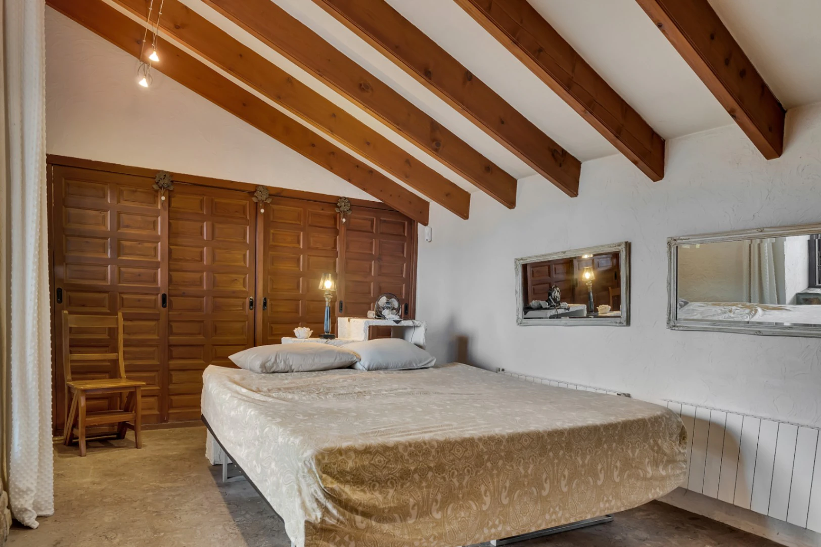 Villa avec appartement d'invités, entièrement rénovée et proche du centre historique de Jávea.