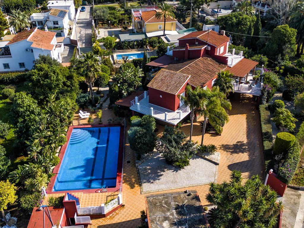 Villa with 2950 m² plot just 700 m from Marineta Cassiana, Dénia