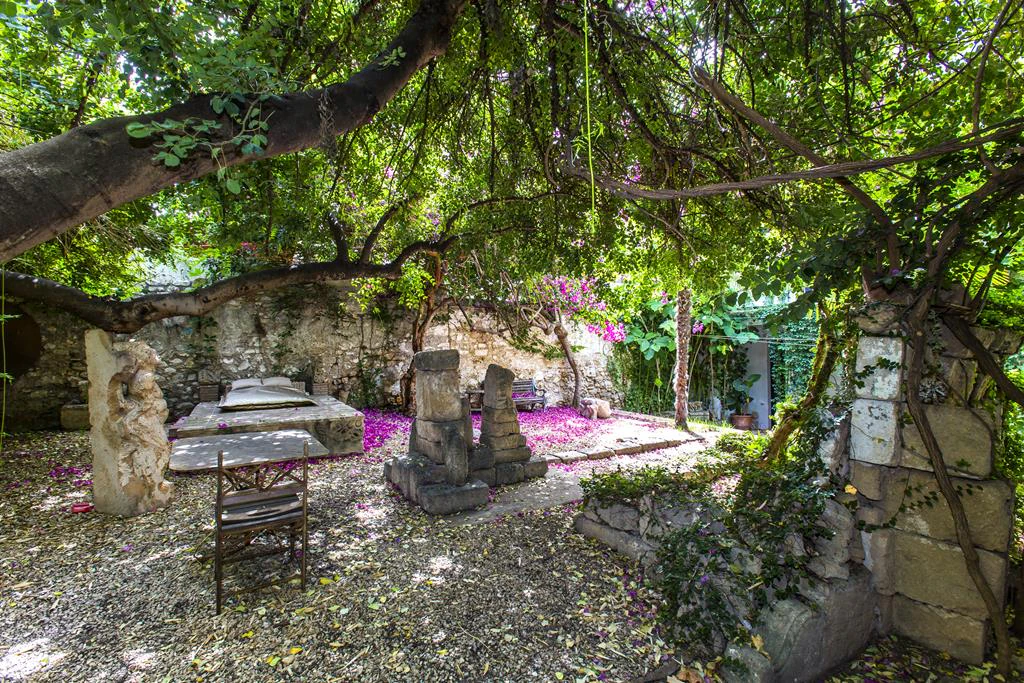 Two-storey town house with extensive interior patio, Dénia
