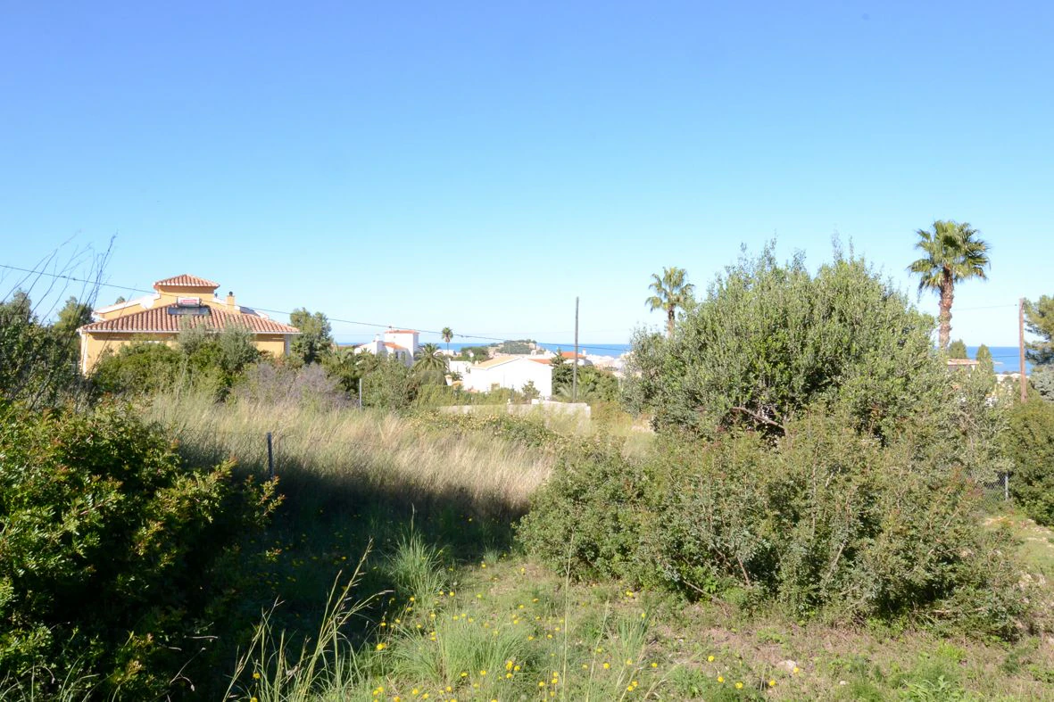 Plot with views just a short distance from the urban area.