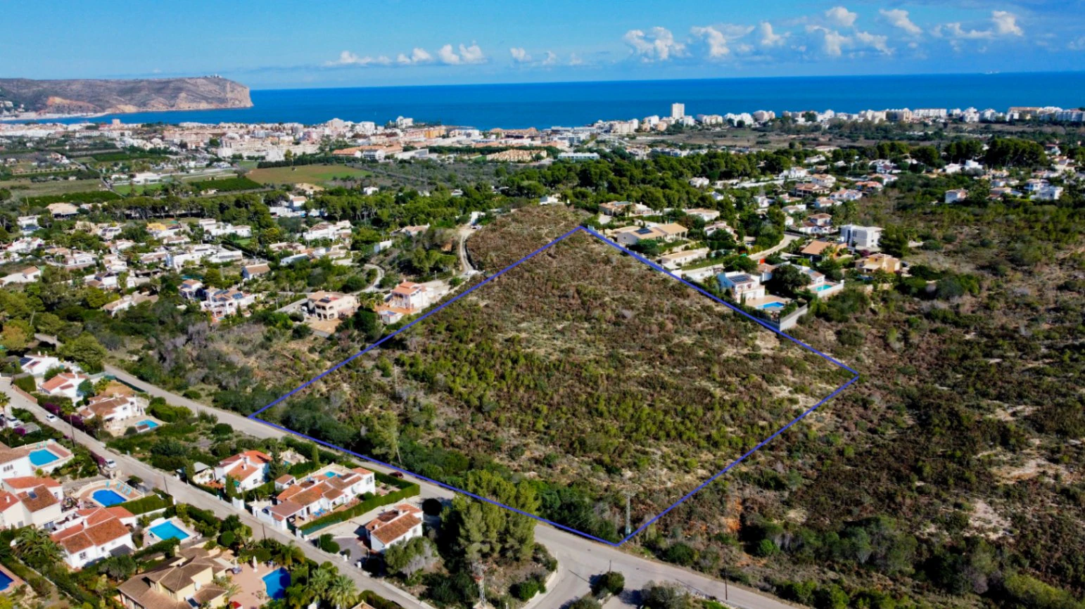 Large plot of 17,272 square meters with the possibility of constructing 12 properties.