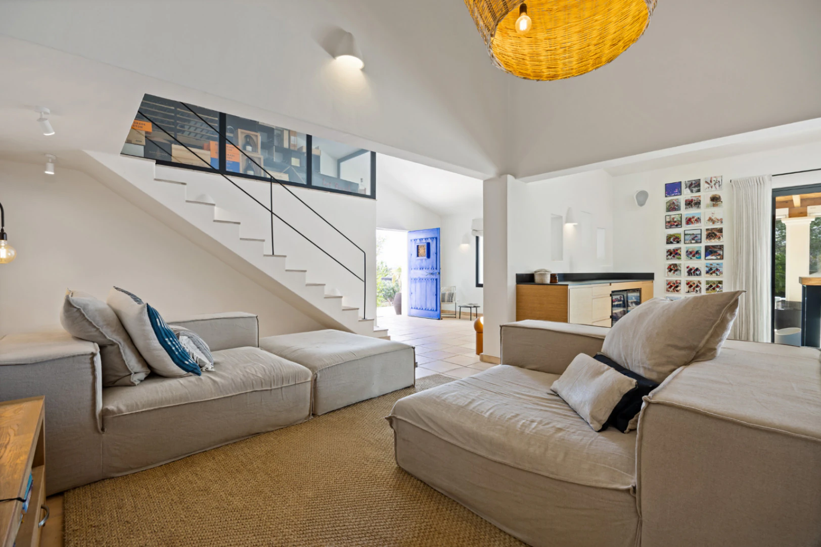 Renovated villa in the Montgo area with a separate guest house.