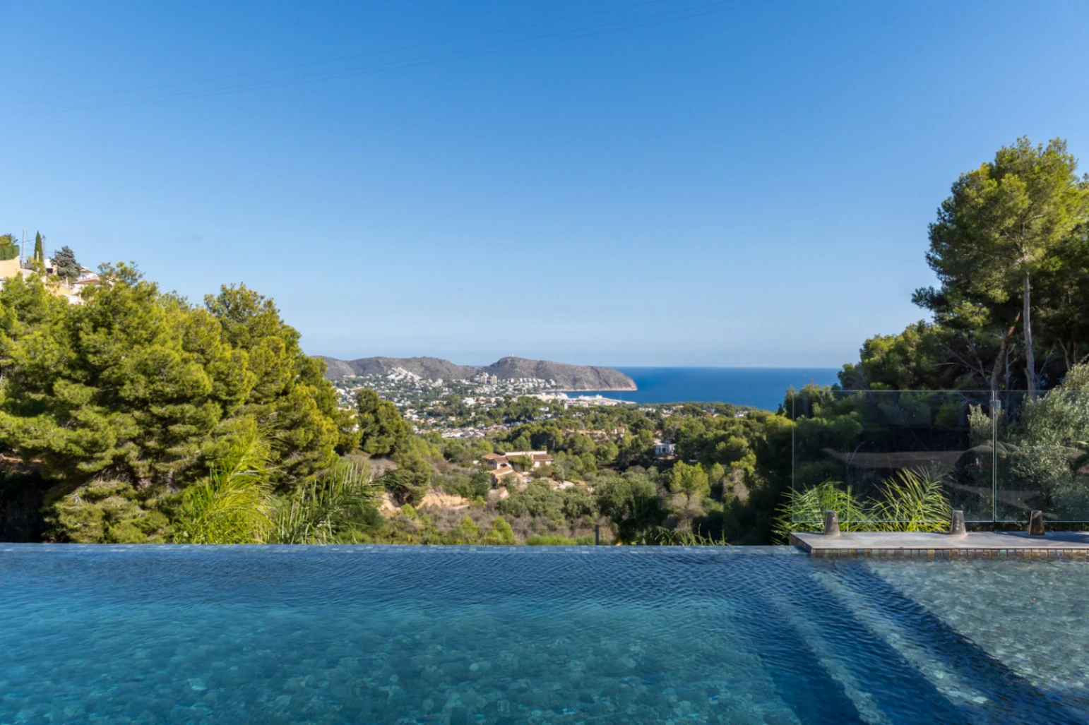 Impactante villa con vistas panorámicas al mar cerca de moraira