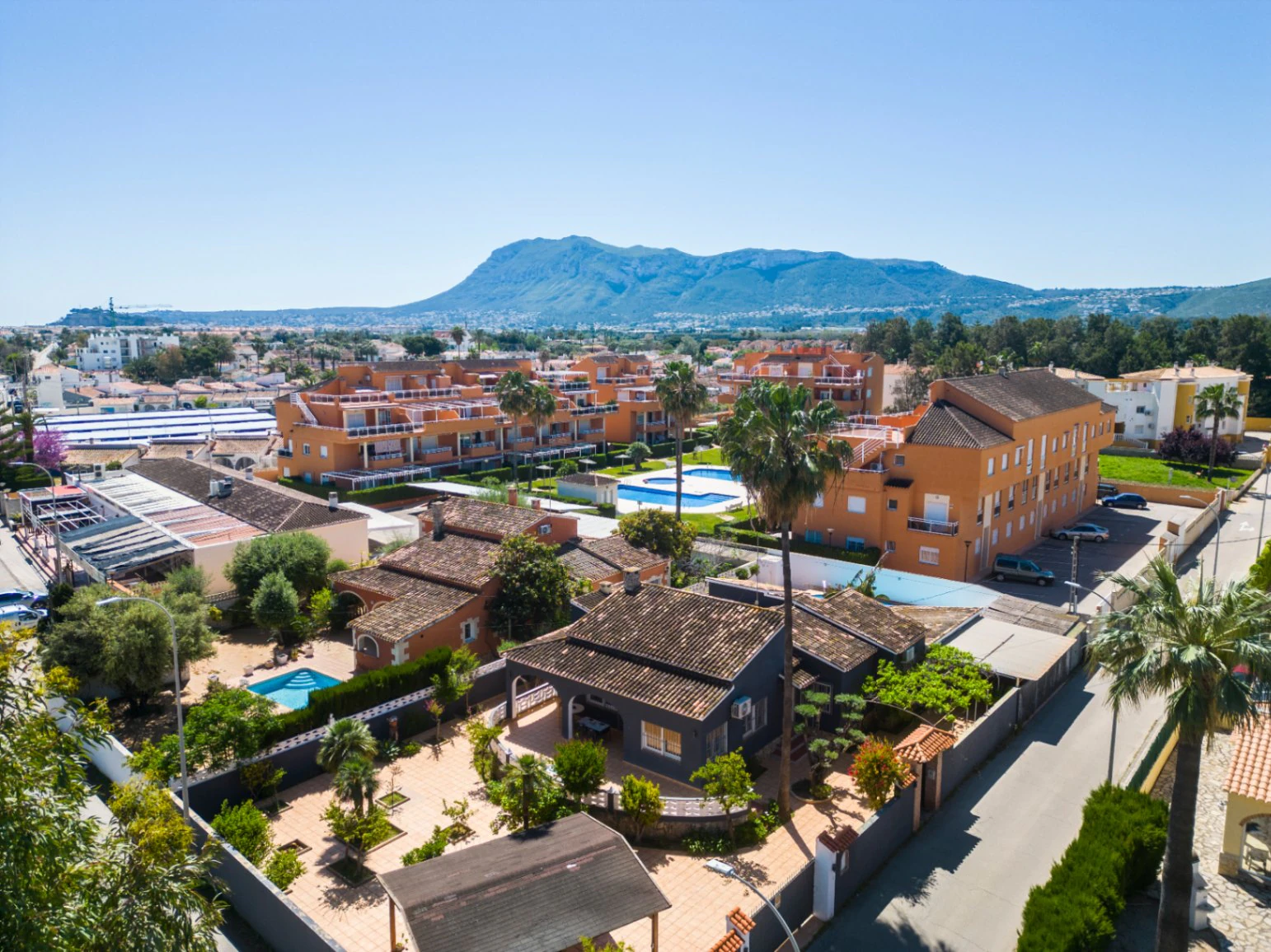 Independent chalet with large plot and private pool in Las Marinas - Dénia