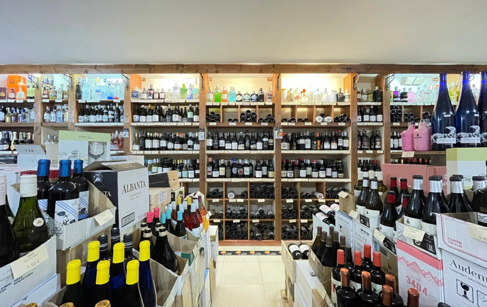 LOCAL COMERCIAL EN MORAIRA CON LICENCIAS DE VENTA DE ALIMENTACION Y BEBIDAS ALCOHÓLICAS