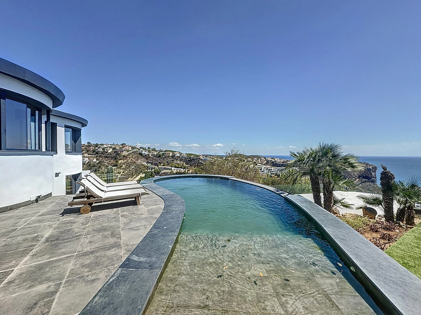 Cumbre del Sol Refurbished villa with sea views