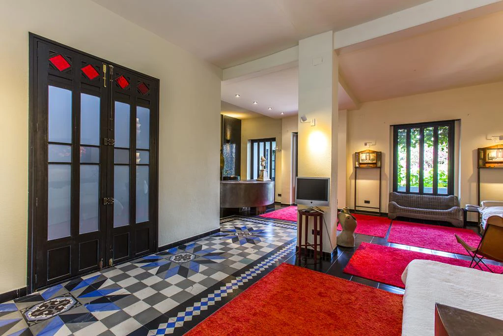 Two-storey town house with extensive interior patio, Dénia