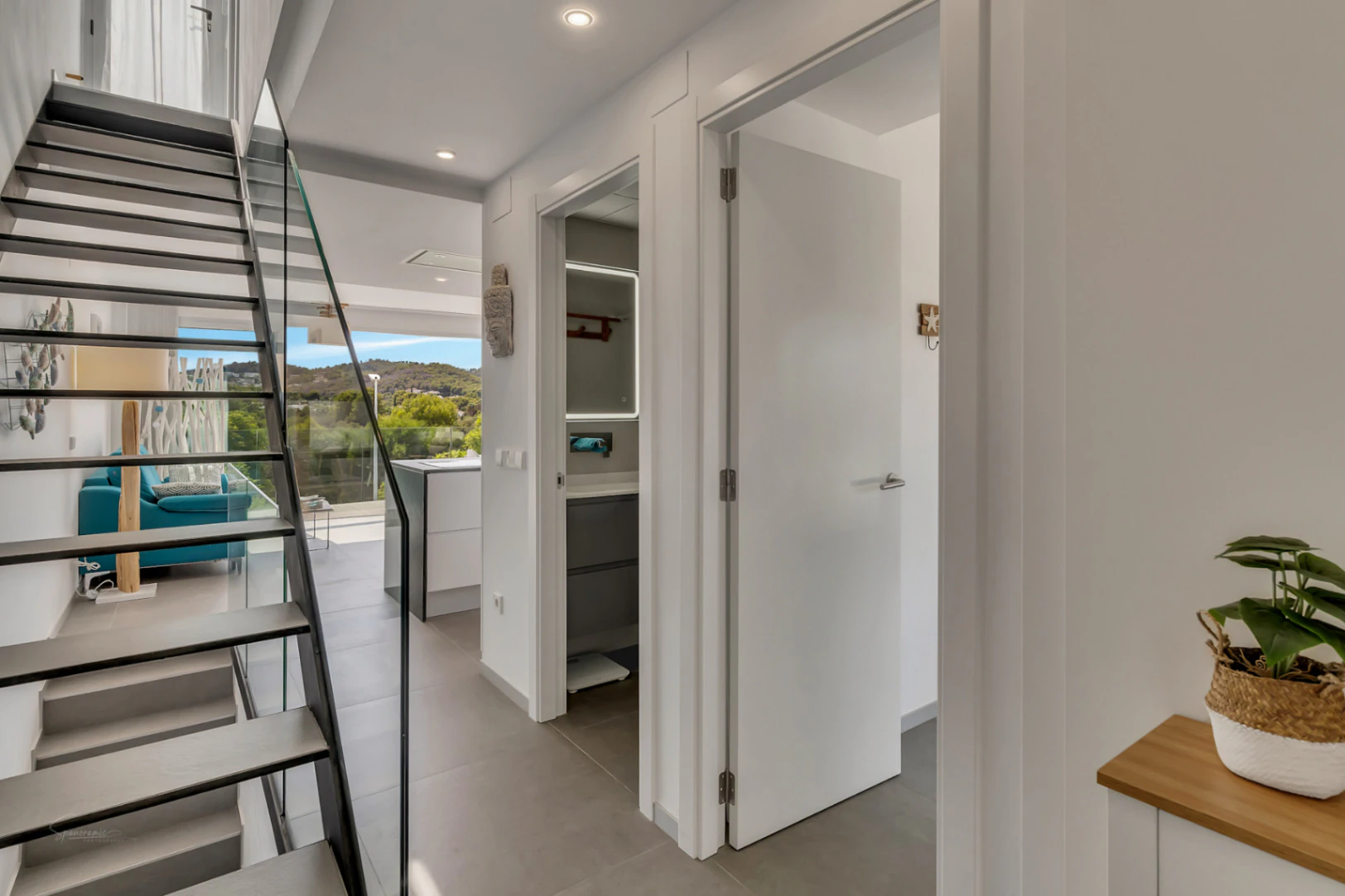 Modern 3-bedroom apartment with a large terrace.