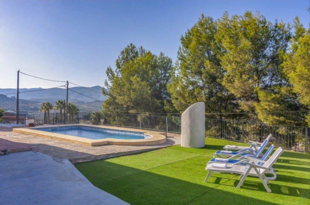 VILLA WITH AN OPEN VIEW IN CALPE.