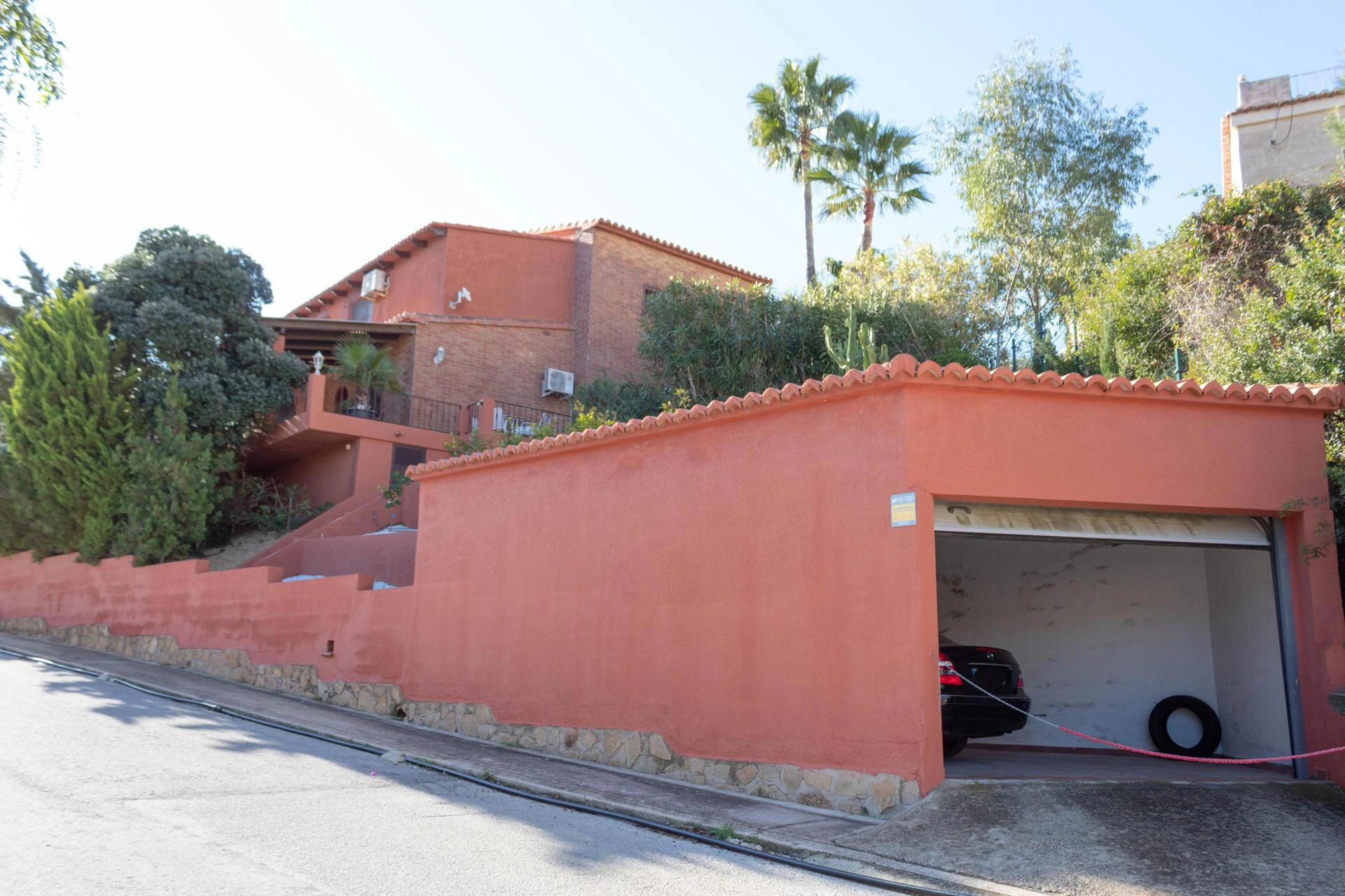 Cumbre del Sol: a Mediterranean-style villa with a swimming pool and sea views