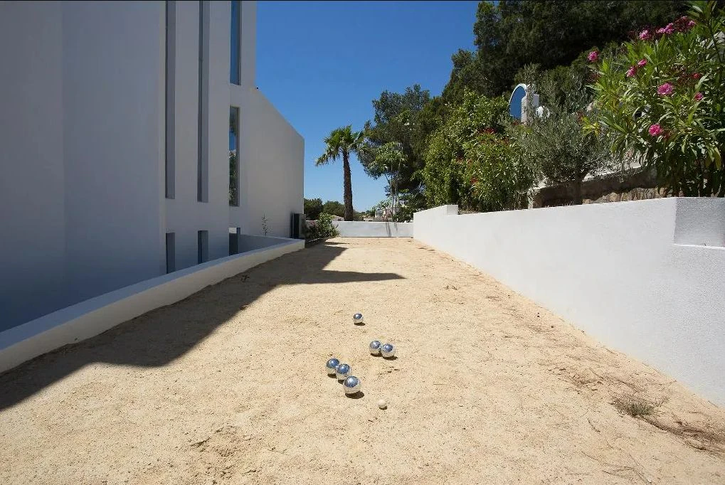 Luxurious modern frontline villa with stunning sea views