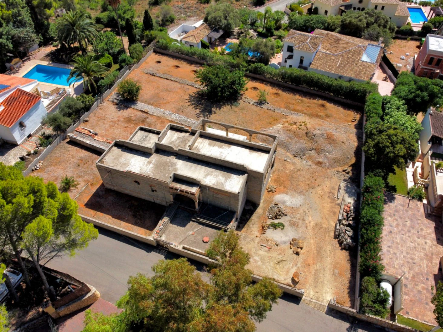 Property with a large plot, with a construction to be completed, in a sought-after area of Jávea.