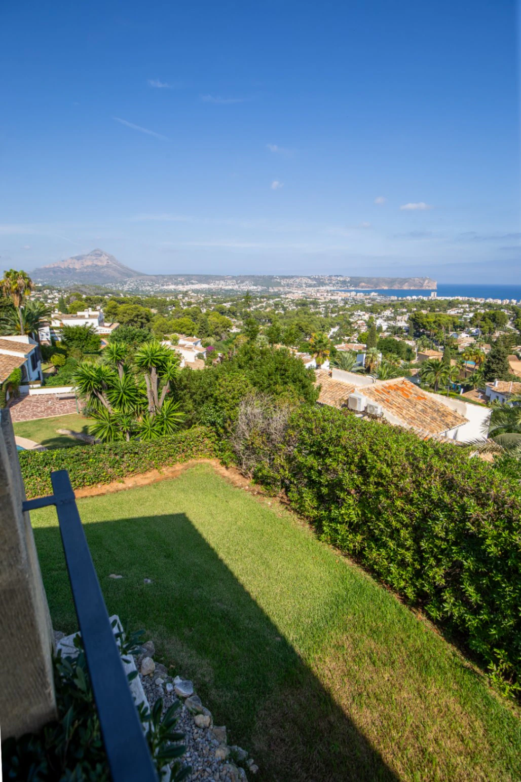 Villa with spectacular sea views in the 'El Tosalet' urbanization in Jávea.