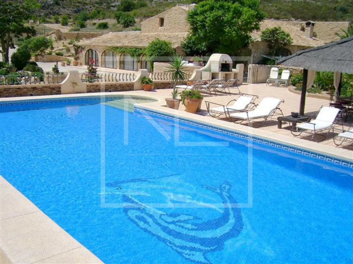Luxe Villa Te Koop in Benissa met 8 Slaapkamers en Zwembad