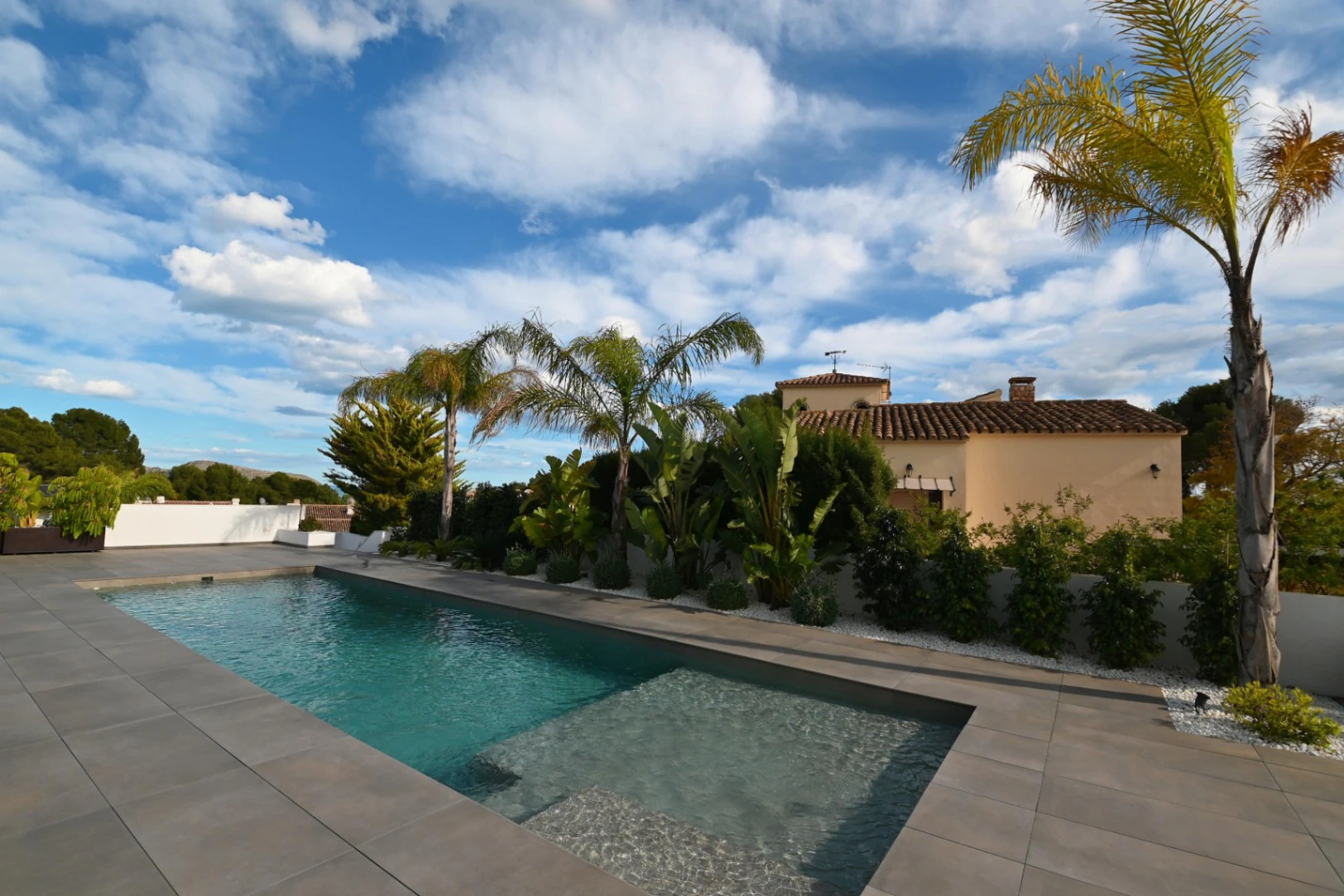 Luxe villa met zeezicht te koop in Moraira