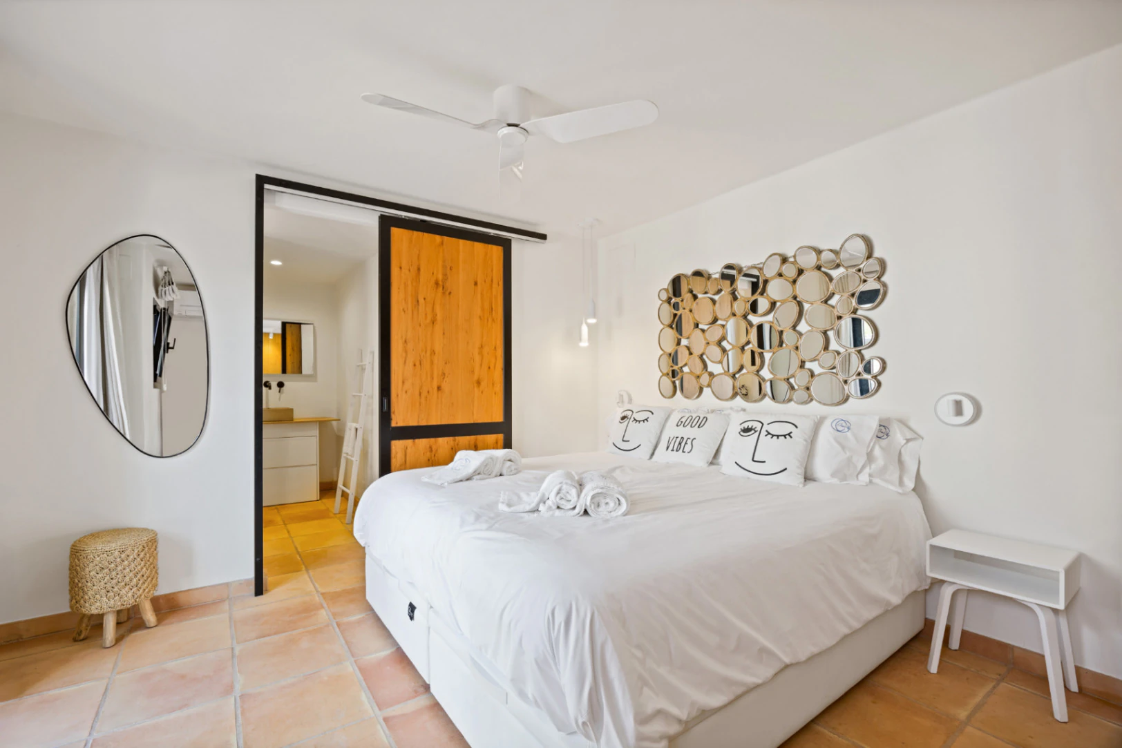 Renovated villa in the Montgo area with a separate guest house.