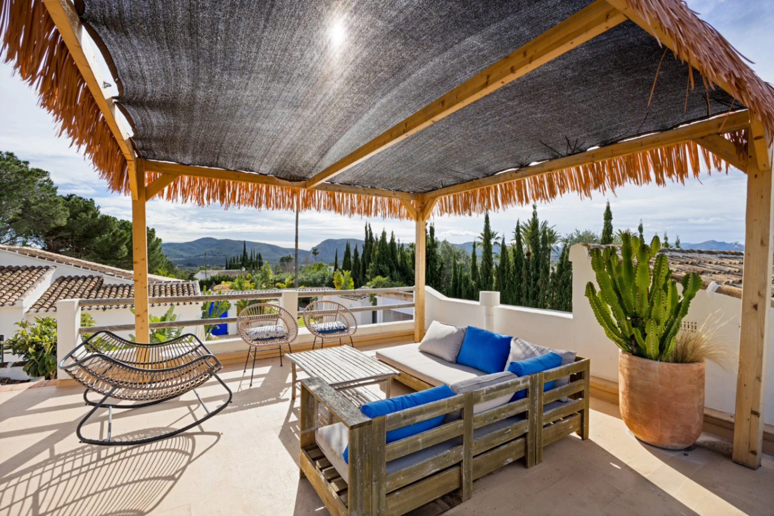 Renovated villa in the Montgo area with a separate guest house.