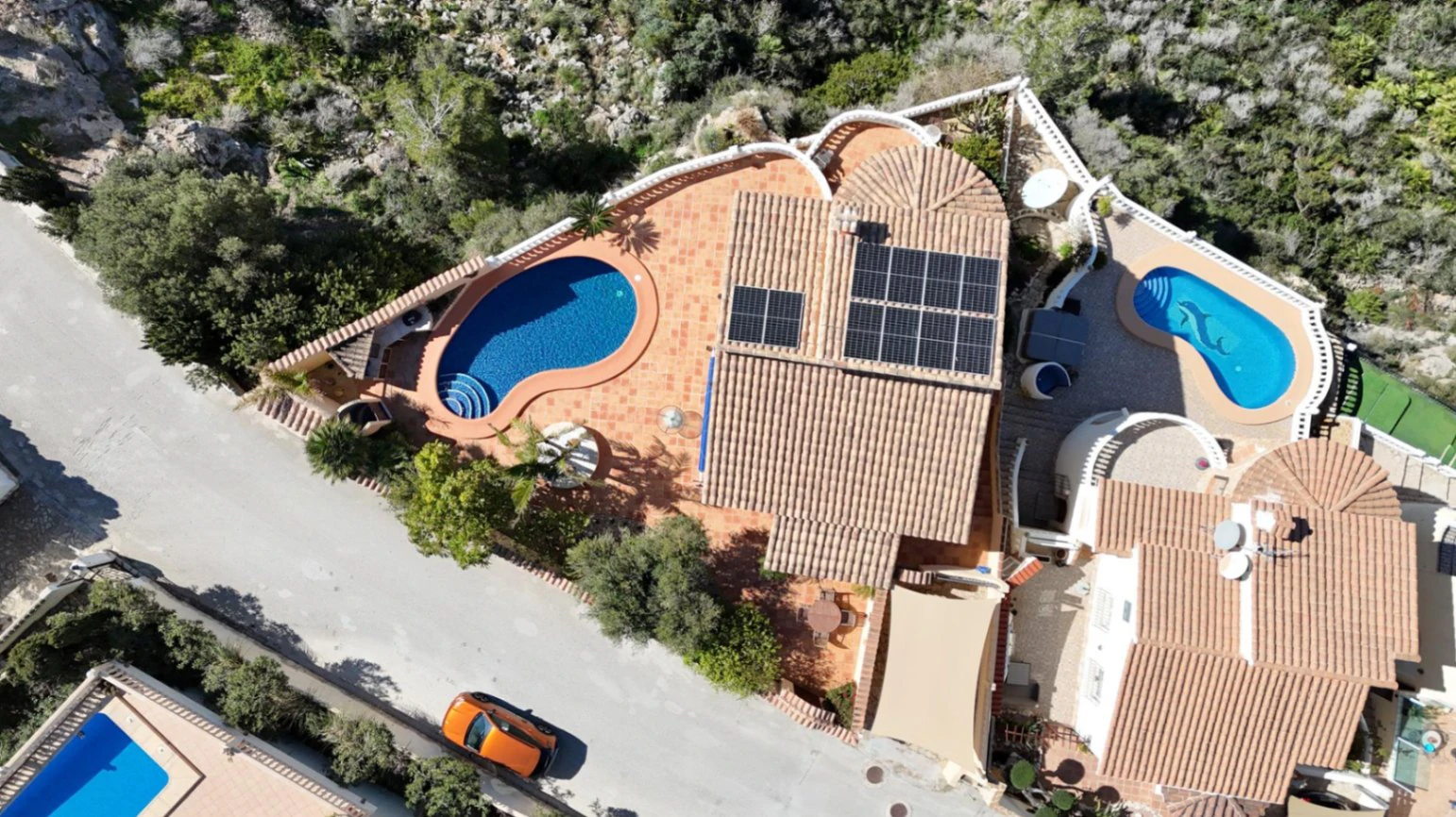Cumbre del Sol villa with spectacular views of the sea and cliffs.