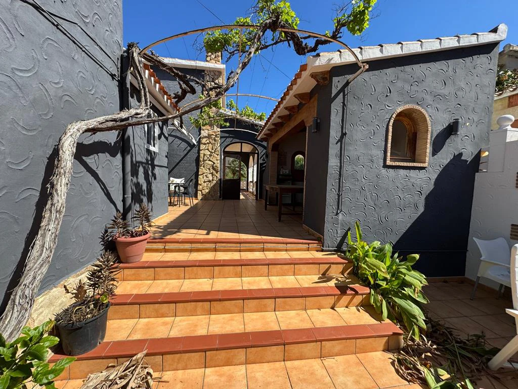 Independent chalet with large plot and private pool in Las Marinas - Dénia