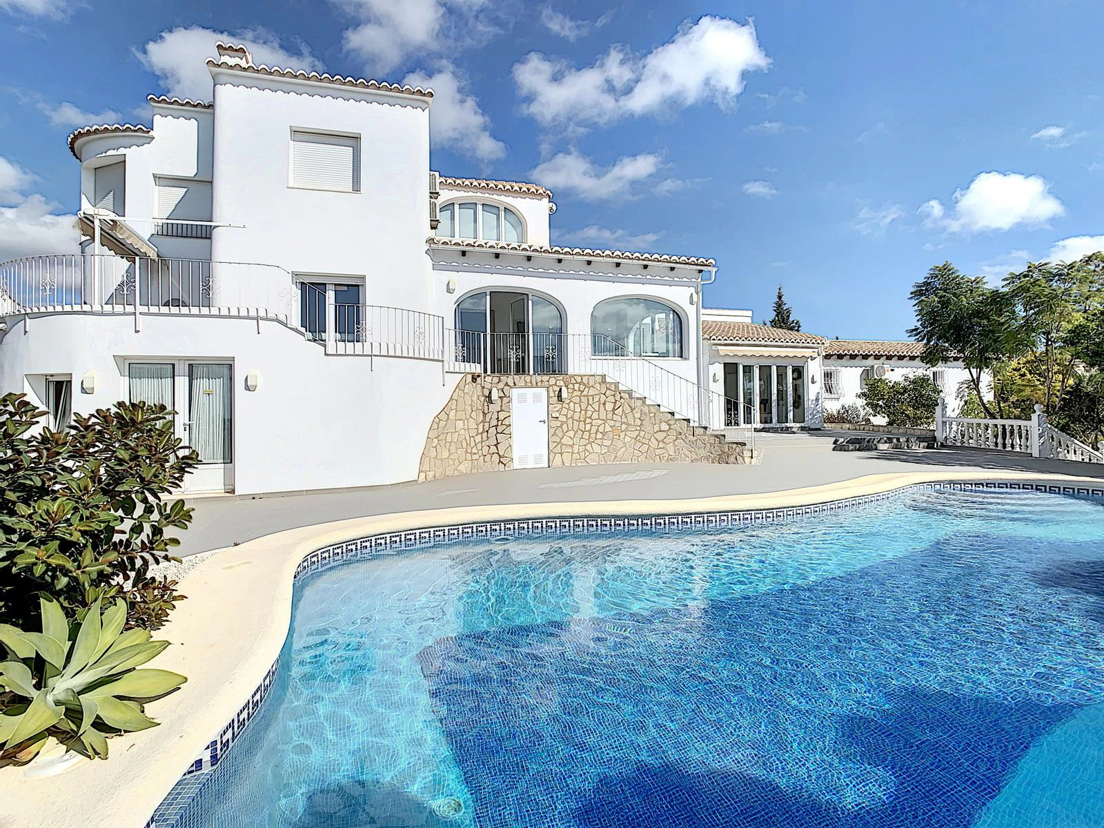 Cumbre del Sol villa gerenoveerd met uitzicht op zee