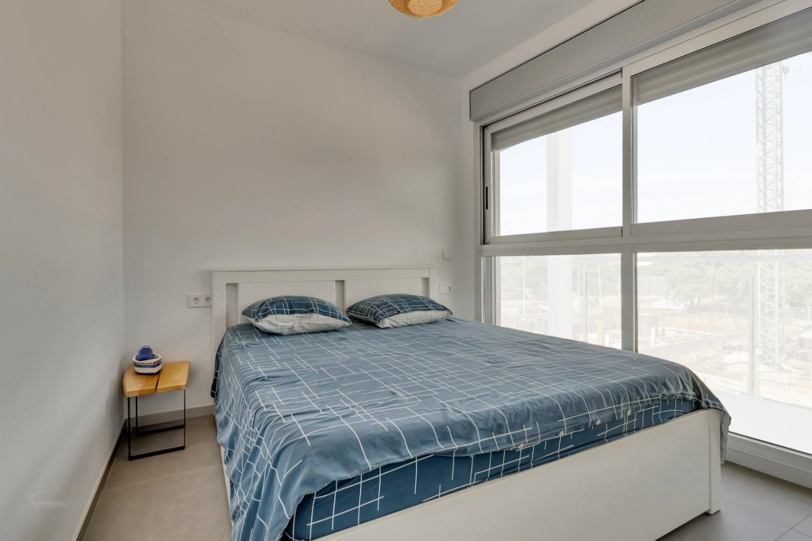 Modern 3-bedroom apartment with a large terrace.